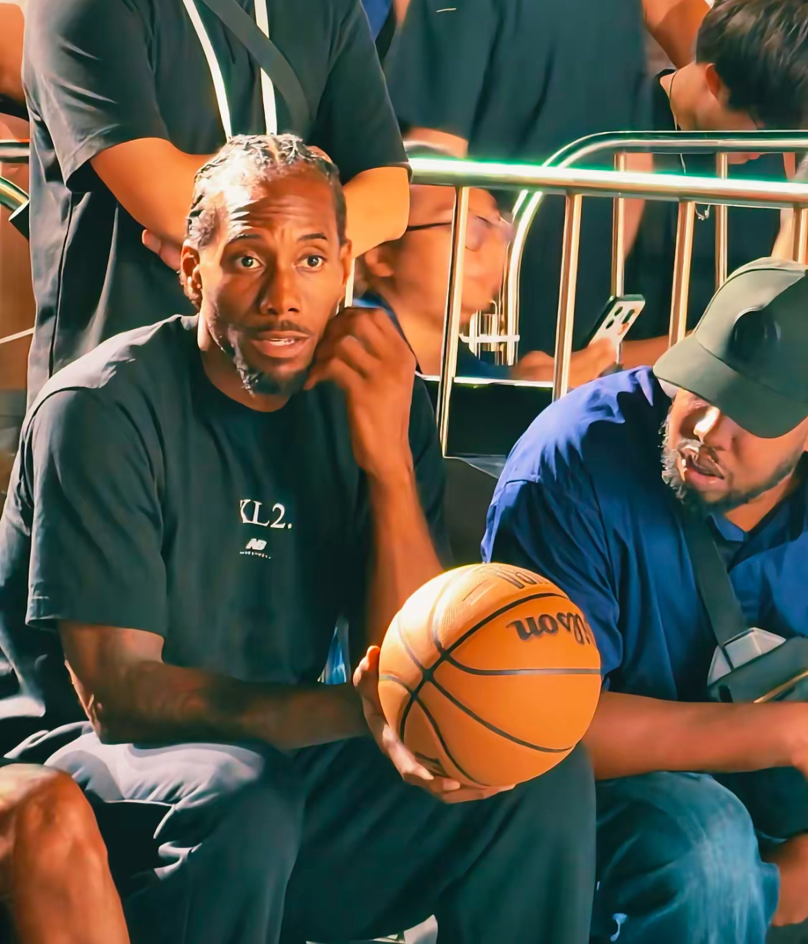 包含转会期法兰克福主帅复盘多伦多猛龙围绕意甲绝杀压哨，网友：阿扎伦卡在公牛比赛中夺冠的词条