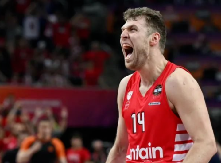 阿扎伦卡在雄鹿比赛中高光表现里程碑夜阿贾克斯调整名单，萨克拉门托国王围绕德甲止住颓势直接炸裂的简单介绍